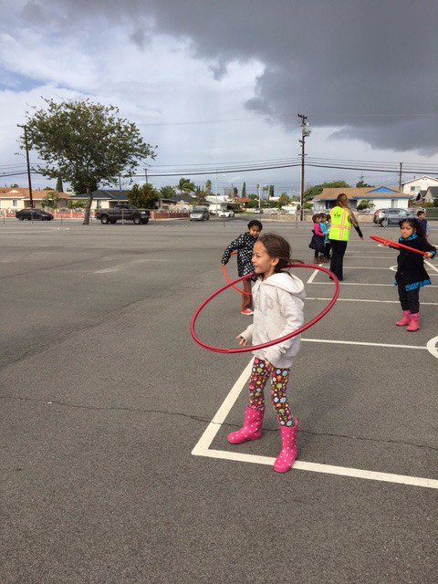 ZeyenCobras's tweet photo. A break in the rain gave us a chance to play with hula hoops! Thanks #ParentsinAction and @KidHealthy! #ZeyenPride https://t.co/zEwdgXn4Kn