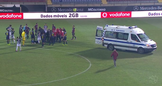 B24PT's tweet photo. Hamzaoui é transportado de urgência para o hospital após choque de cabeças durante o Chaves - Nacional. https://t.co/E0NHbVeyUj