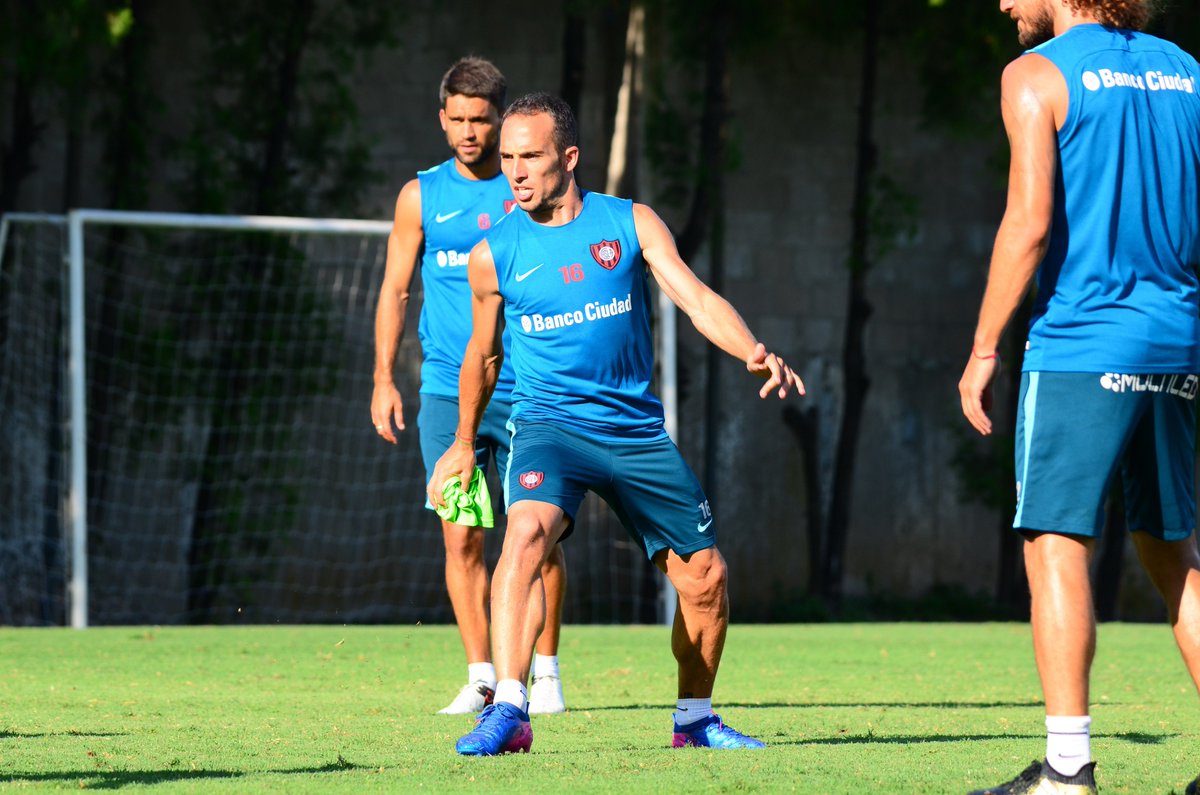 SanLorenzo's tweet photo. Luego de la entrada en calor con pelota, se viene el fútbol en espacios reducidos.@SanLorenzo continúa la #PretemporadaSL en C.Deportiva 💪👏 https://t.co/gW43aSr1hr