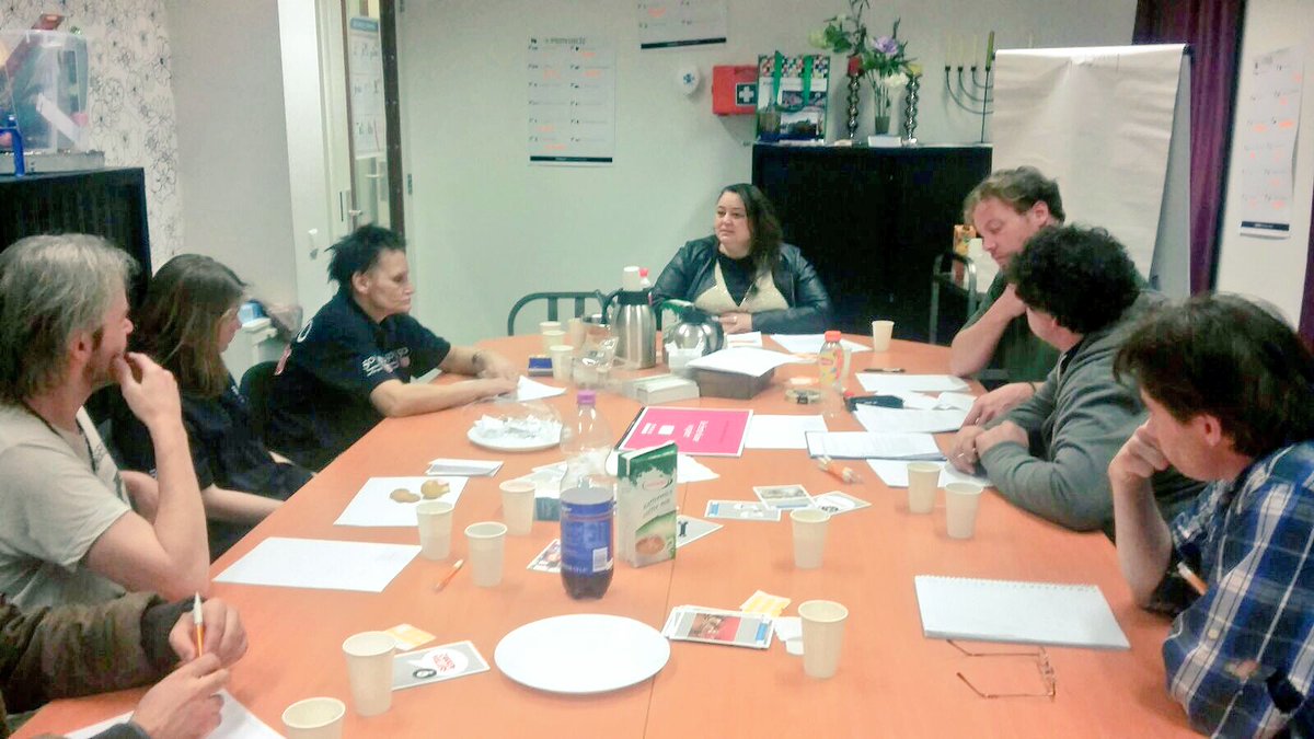 BouchraDibi's tweet photo. In gesprek over de verkiezingen met bewoners van hostel Leidse Maan (beschermd wonen voor dak&amp;thuisloze mensen met n verslaving) Leerzaam! https://t.co/jU3SH7iE5g