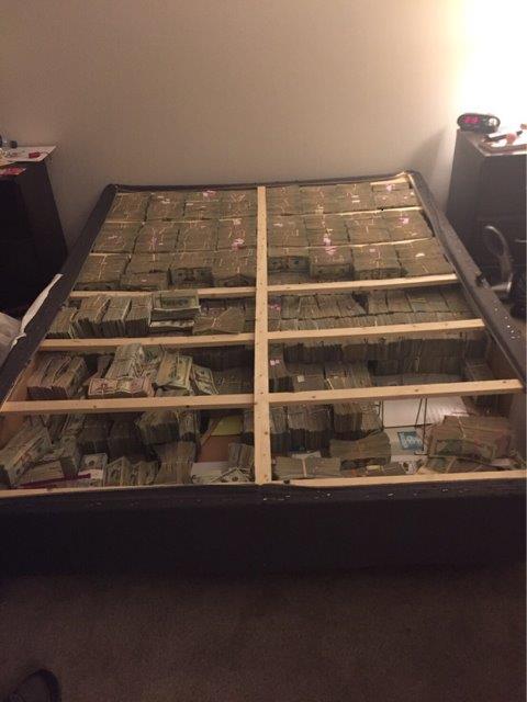 USA: 20 millions de dollars retrouvés par la police, cachés sous un matelas (Photo)