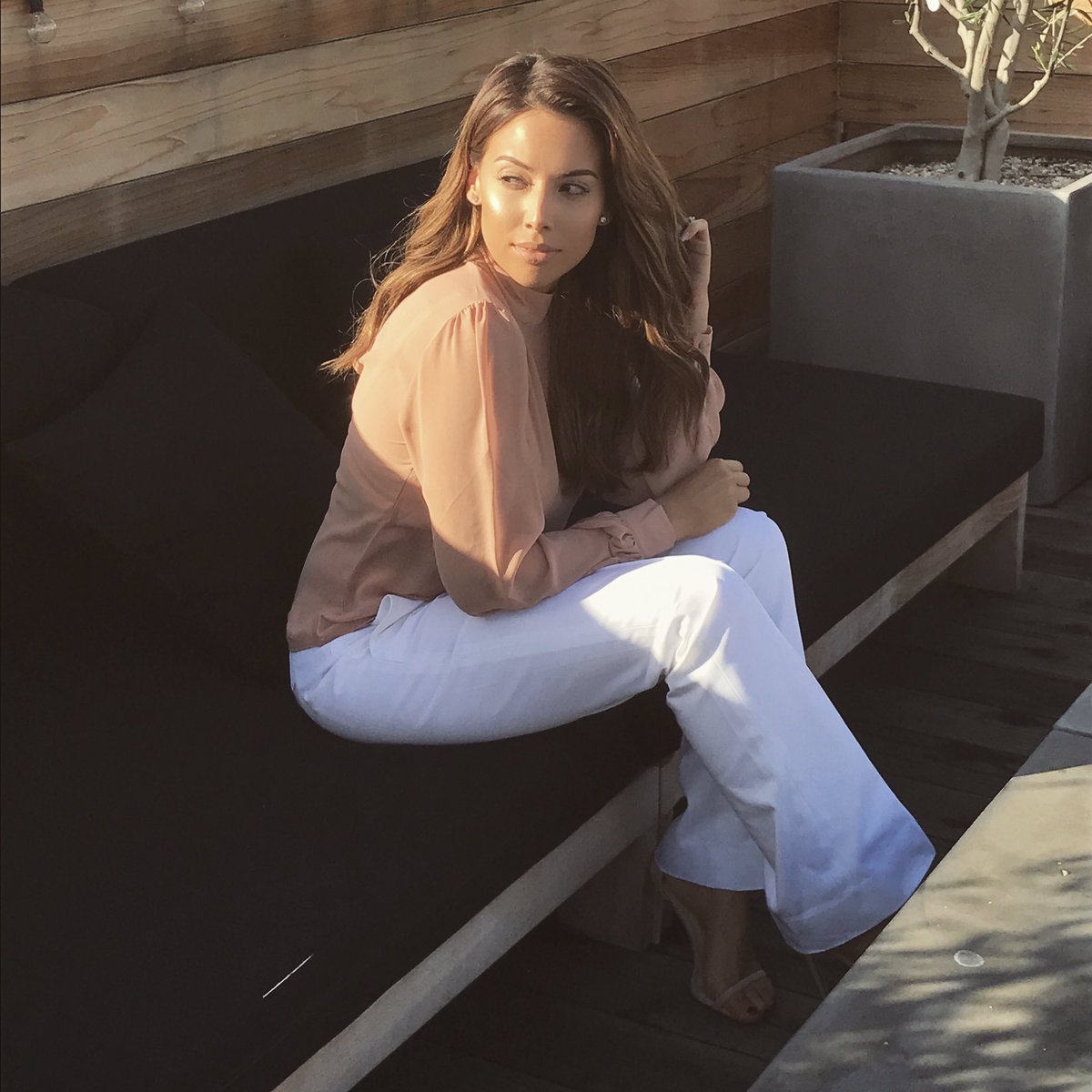 lustrelux's tweet photo. 🍯 Last weekend wearing @REVOLVE @LPATheLabel top and @ALCLTD bottoms https://t.co/BNFThiztj4
