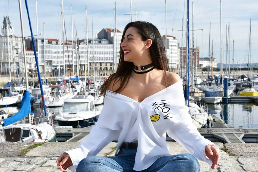 'Camisas oversize' y sus mil maneras de vestirlas! 

¿Chicas que forma de usar esta prenda os gusta más?🔝