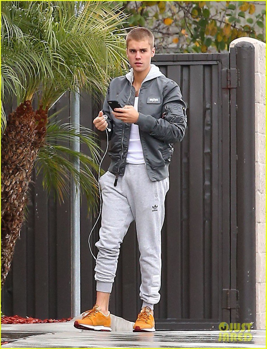 alIinbiebs's tweet photo. I FEEL BLESSED RN https://t.co/Fhcmw6JXok
