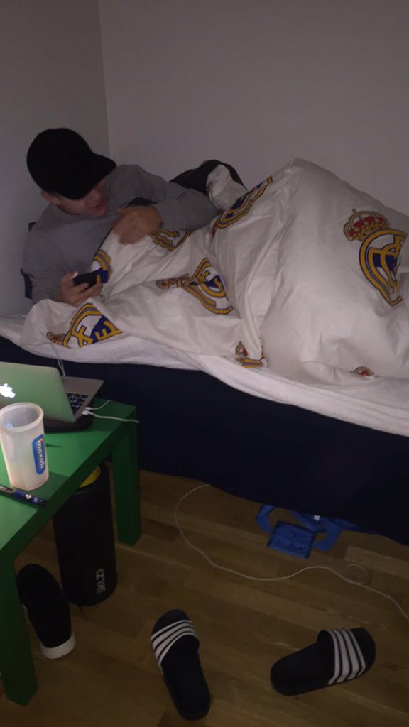 gauseth's tweet image. har nå kommet inn rapport om at Martinsen har snudd sengetøyet til den betydelig mer maskuline klubbemblem-siden #tøffing