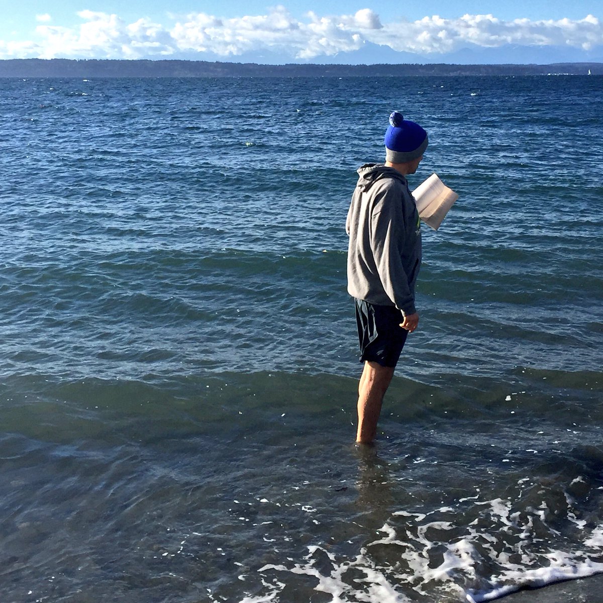 runsomething's tweet photo. First ice bath of the year today in the Puget Sound. Just ankle deep in this crazy cold water. #46degrees #running #runpnw https://t.co/5aAjfVJ31p