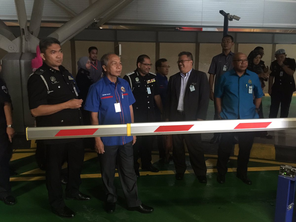 FriendsOfKDN's tweet photo. KDN:"Lawatan Kerja Rasmi YB Tuan Masir Kujat TMDN II ke Bangunan Sultan Iskandar Johor
#kdn2017
#imigresen
#mbike https://t.co/2GaG3F8e22"