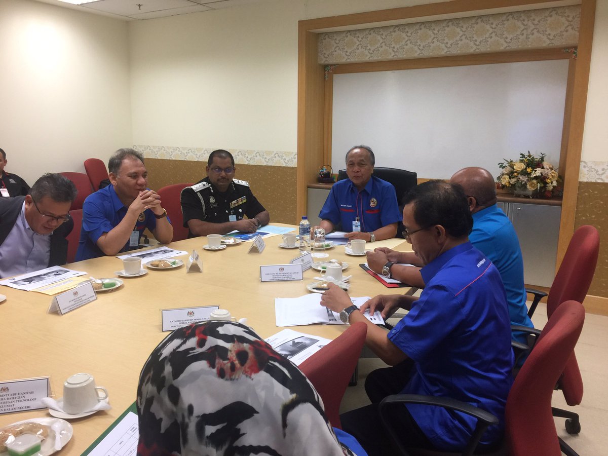 FriendsOfKDN's tweet photo. KDN:"Lawatan Kerja Rasmi YB Tuan Masir Kujat TMDN II ke Bangunan Sultan Iskandar Johor
#kdn2017
#imigresen
#mbike https://t.co/2GaG3F8e22"