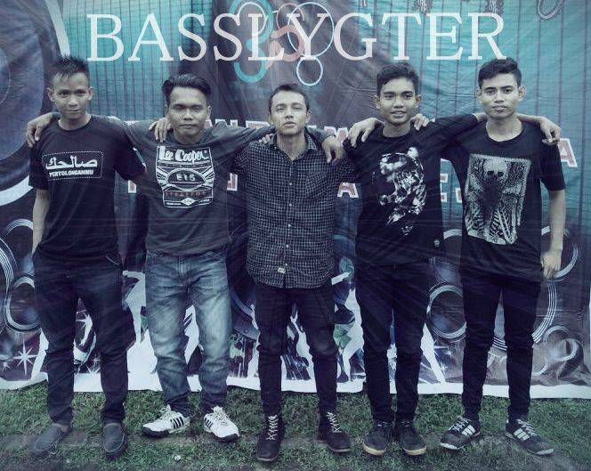 RyoMcd's tweet photo. band baru indonesia..
nnti kan lagu nya di you tobe.. https://t.co/ZVldrdp0Fk