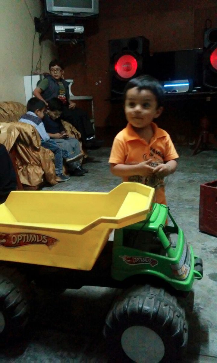 jamylew's tweet image. Mi bb Liamcito feliz con su camión😙