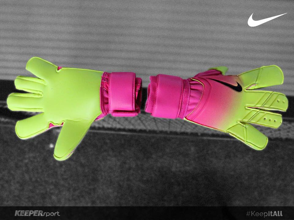 KEEPERsportFR's tweet photo. 👀 Quantités très limitées @nikefootball #vaporgrip3 #negativecut 💛💓@uefachampionsleague 🇪🇺avec le mini #swoosh ➡️ https://t.co/s8tihA9MqY https://t.co/rV9cUiKGLr