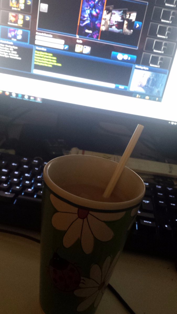 @Pyrobility_yo 
Schwarzen Tee mit #mcdonaldsstrohhalm trinken FeelsGoodMan
#GrafGrau