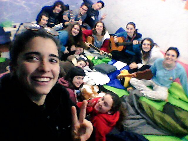 AEiGFlosiCalcat's tweet photo. Els #cigronets dels #Pioners i #Caravel•les us diuen #bonanit!! 😜🌙 #femcau #SetmanadelCigró #sócdecau #femescoltisme https://t.co/hgeU6W30tl