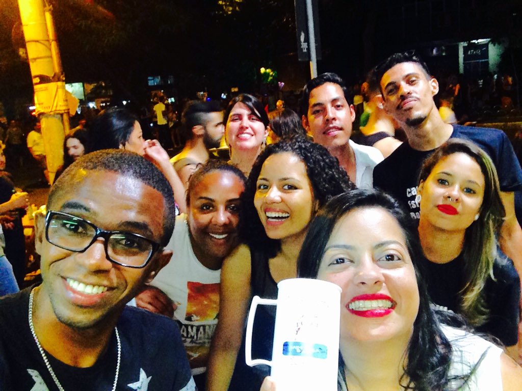 souzaweverton1's tweet photo. @ClaudiaLeitte @CentralDeFasCL olha a gente #arrasando #causando #pulando #dançando em BH 😍🆑 #QueroNoTVZ Taquitá - Claudia Leitte https://t.co/7QZQB4LVWP