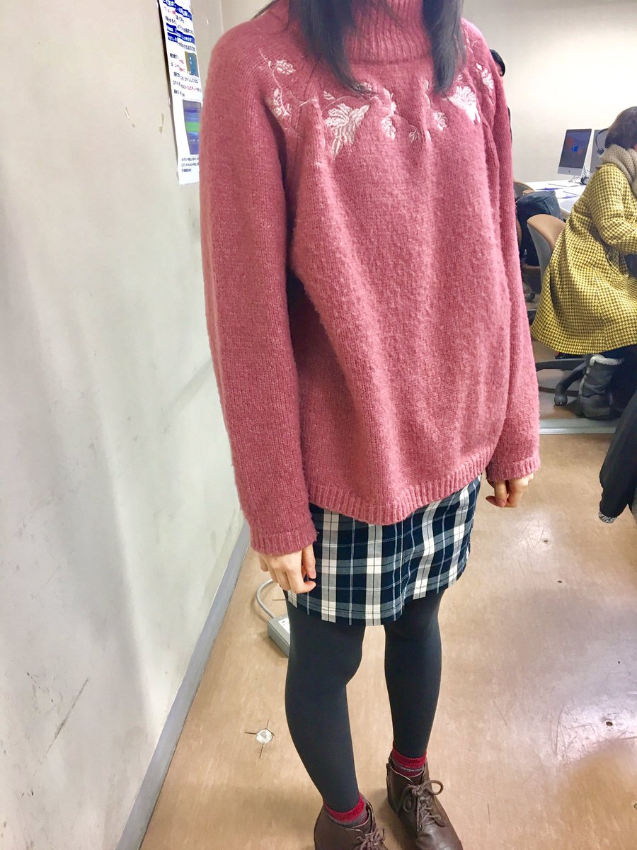 fuku2da's tweet photo. 【津田塾ファッション図鑑】
おはようございます😃今朝、水道の水が出なくなってビビりました。さてお洒落にみえるファッションのコツは、3色でまとめることです！！こちらのコーデは、白、黒、ピンクでまとめていますね！ https://t.co/MYxWteqjol