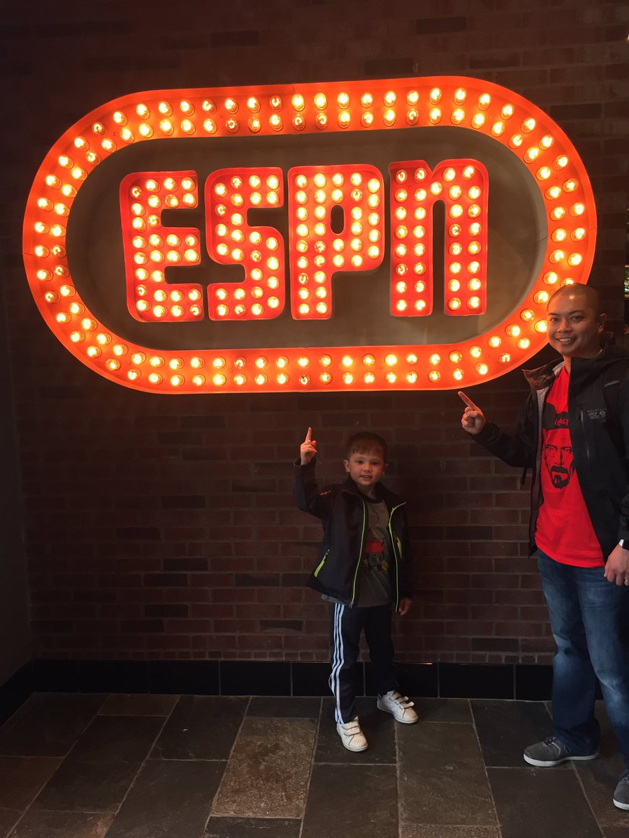 DrKJMurray's tweet photo. JL SHOWTIME OF THE MFL VISITING OUR FRIENDS @Disneyland! Love it! Can't wait for #commishcontest less than 24 hours away! @ESPNFantasy https://t.co/isFx1OZoIx