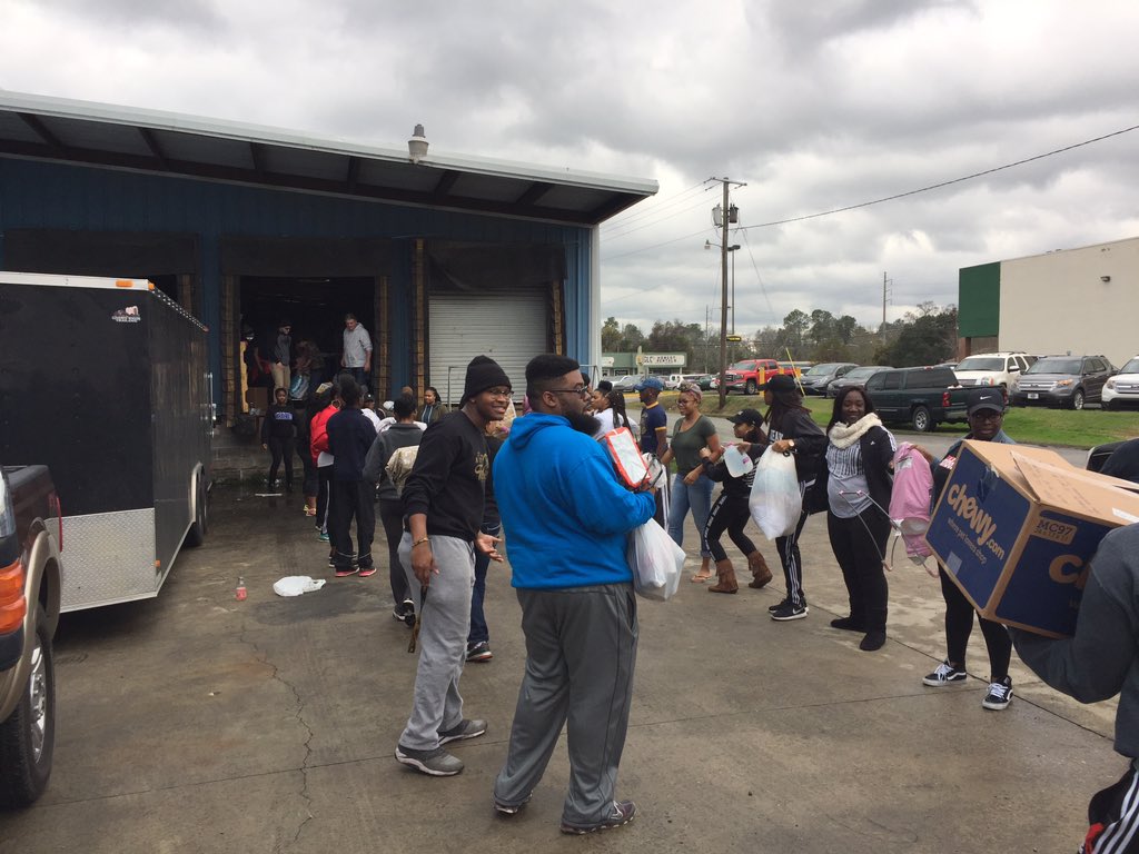 bre__patrice's tweet photo. It's always a blessing to bless others🙌🏾#prayforadel #dayofservice https://t.co/ZcMLMovE0M