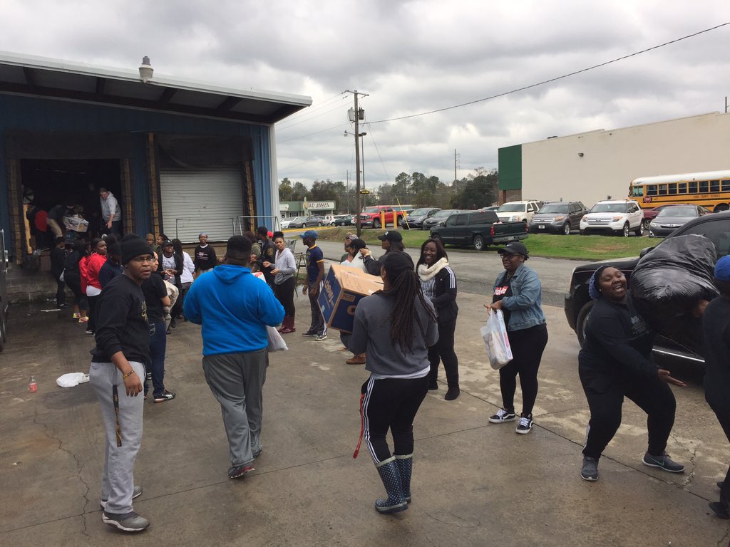 bre__patrice's tweet photo. It's always a blessing to bless others🙌🏾#prayforadel #dayofservice https://t.co/ZcMLMovE0M