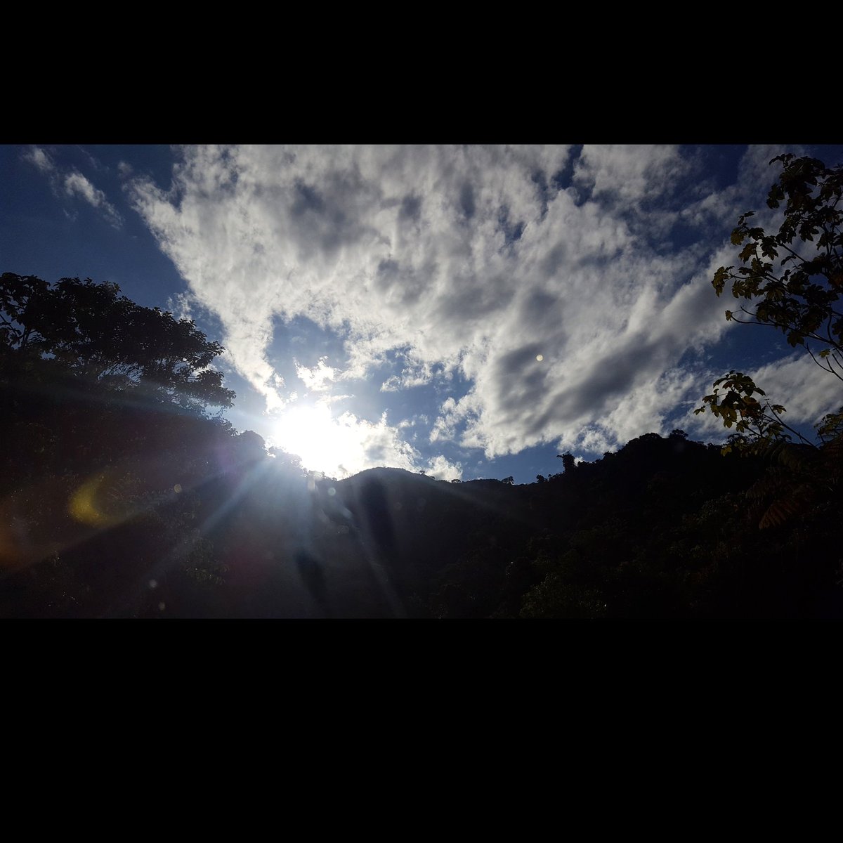 giiadriana's tweet photo. #BackToRoad #BACKTOBEAUTIFUL #troncalamazonica #AllYouNeedIsEcuador 🤗🍃☁💪 tocando las nubes https://t.co/F5yxoQhrmo