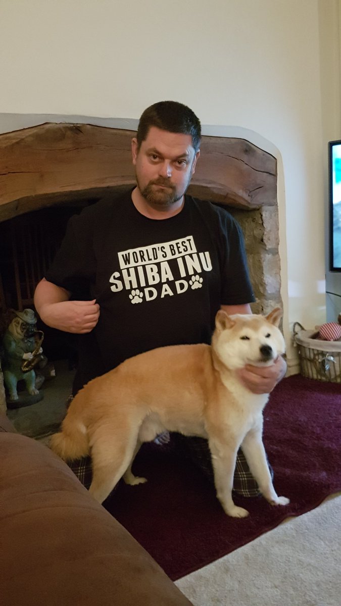 BasilGog's tweet photo. "I'll be the judge of that award daddy ..now bribe me with fish treats" https://t.co/Z8olCkm05m