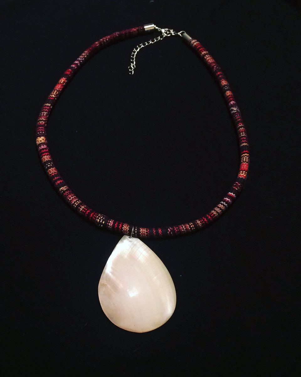 odo_design's tweet photo. Colar africano | Feito por nós com tecido ❤️ #moda #baia #africa #african #artesanato #design #boanoite #gratidao #odo https://t.co/6hv17fbtwt