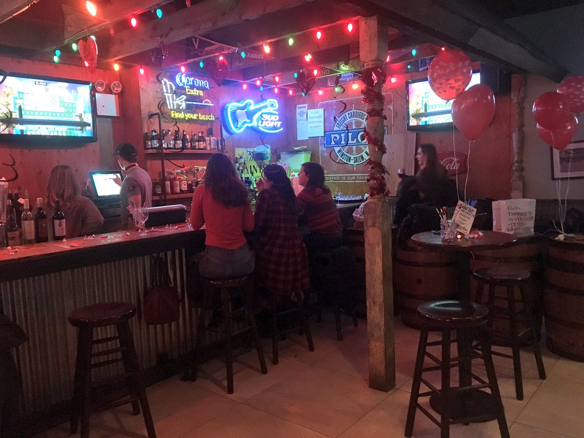 Alitgator's tweet photo. Fav things in fav place with fav people 👯💁🌹#TheBachelor #betchy https://t.co/yFbk6ULC05