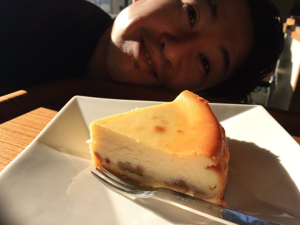zero_cafe's tweet photo. チーズケーキが綺麗に焼けました〜！📸
美味しいのでぜひ🤤✌🏻笑 https://t.co/vOcl31WGvy