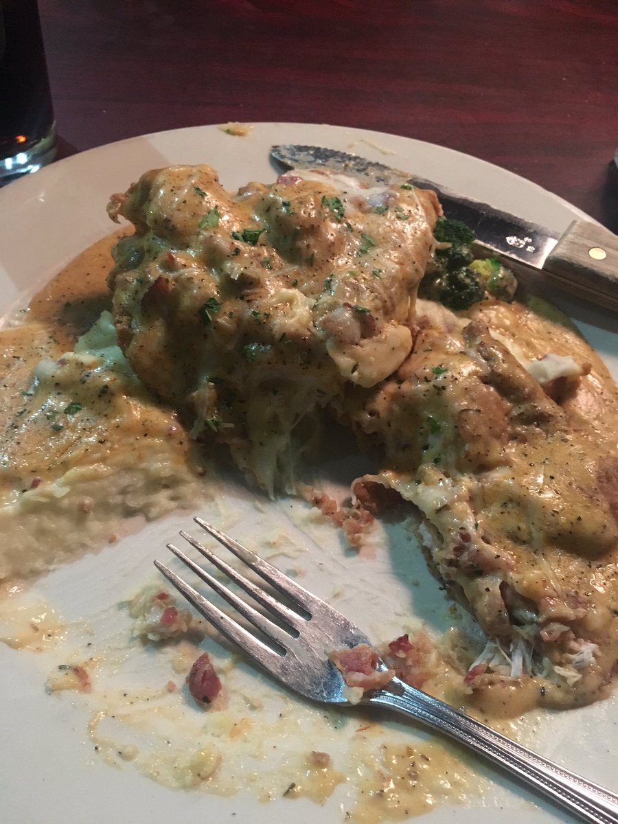 C_GreenOfficial's tweet photo. 🤦🏾♂️Saying it's good af isn't even justice.🙅🏾♂️ #dinnertime #Giadas🍷🍾 #Kville #notjustchickenandpotatoes🐔🥔 https://t.co/nZUH4wTeFp