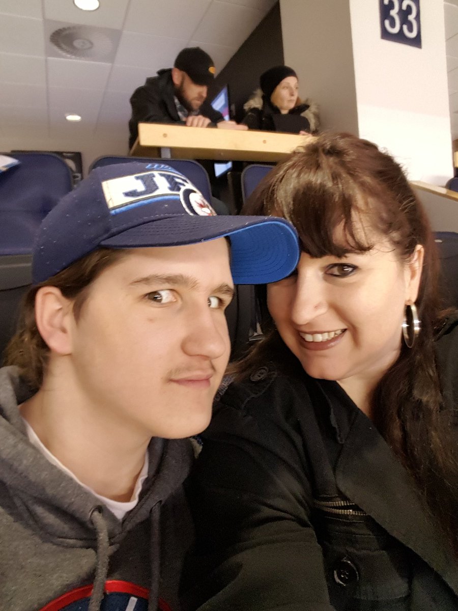 TanyaO2006's tweet photo. Mother/Son date nite! #gojetsgo https://t.co/sJ1AG8OXwB