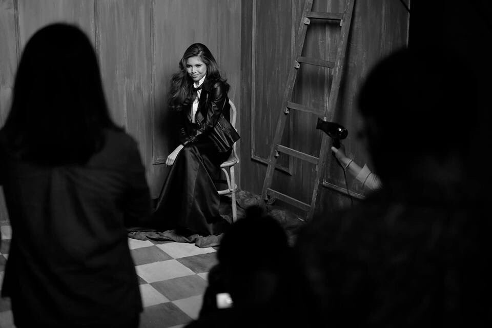 ShowbizBanter's tweet photo. MAINE MENDOZA looking very fabulous at a photoshoot. Can you guess what this shoot is for? #ALDUBTogetherness https://t.co/RZ3I2YLtdZ