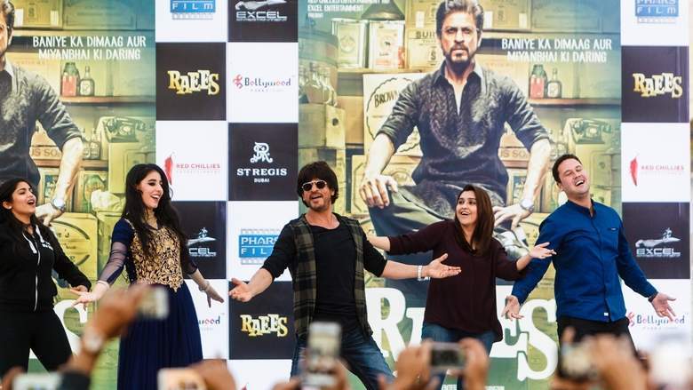 #Dubai is my home and these are my guests: #ShahRukhKhan  | sco.lt/5HNSG9 <a href="/imsrk/">Shah Rukh Khan</a> #uae #bollywood #Entertainment <a href="/visitdubai/">Visit Dubai</a>