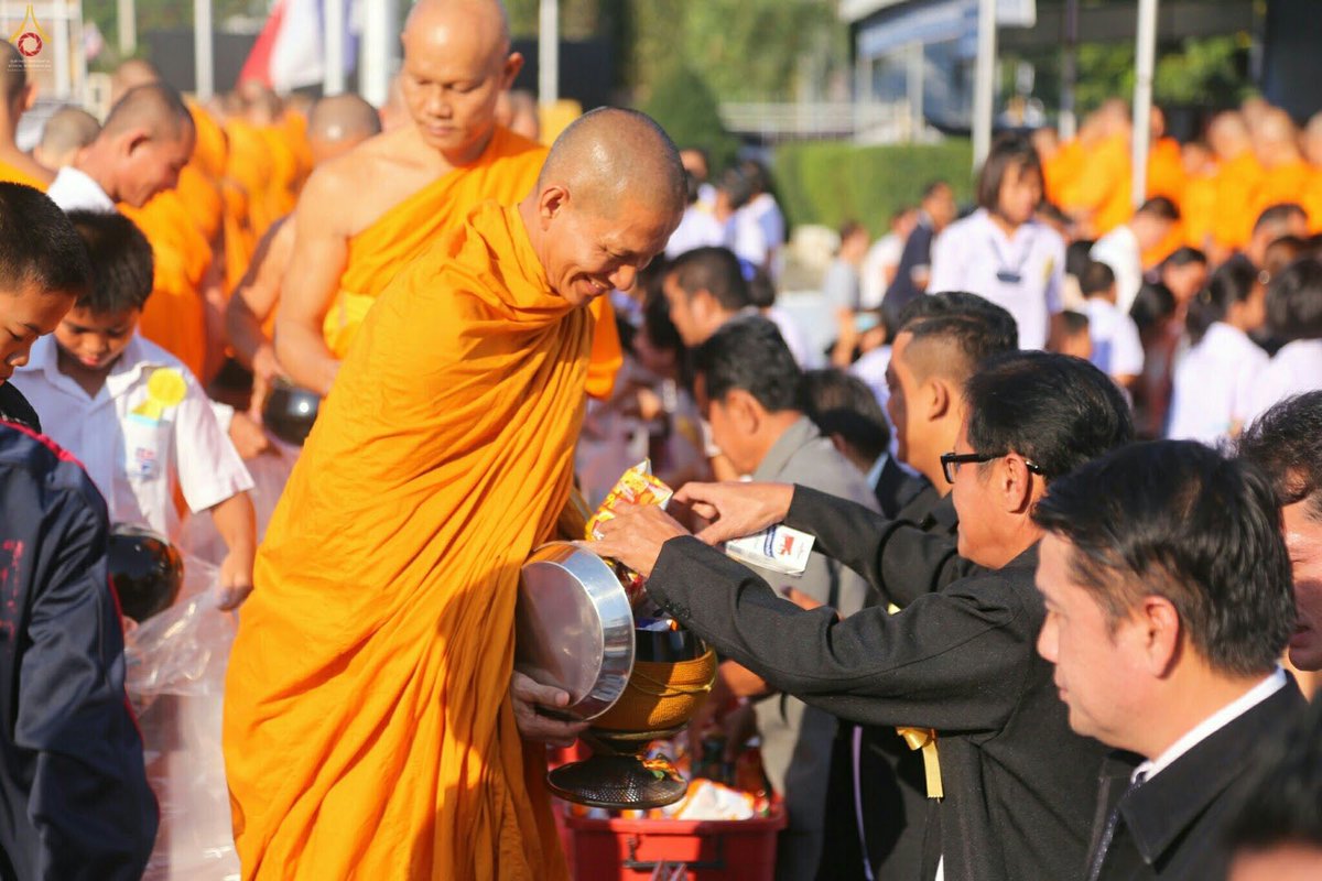 DhammakayaMedia's tweet photo. #Almsgiving to 777 monks will take place 7 times thru-out January. All food collected will be sent help #flood victims in southern Thailand https://t.co/f0ThF41sBC