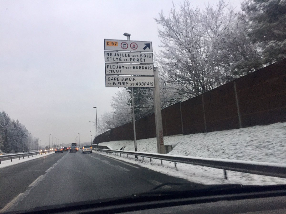 FredB18's tweet photo. Affolante pollution à Orléans ce matin #pollution #NeigeIndustrielle https://t.co/Pnogm6DNiC