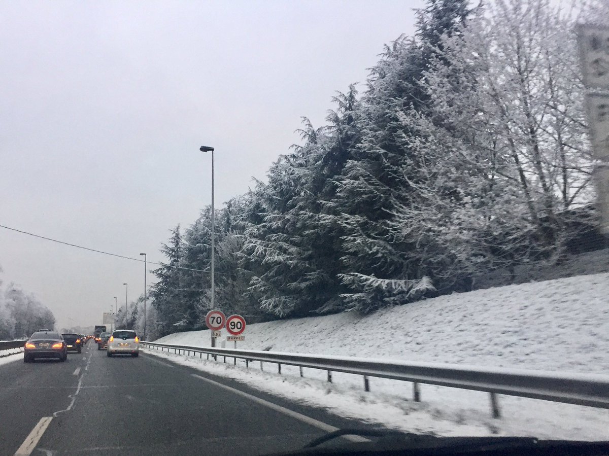 FredB18's tweet photo. Affolante pollution à Orléans ce matin #pollution #NeigeIndustrielle https://t.co/Pnogm6DNiC