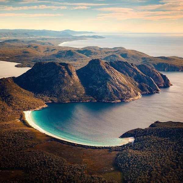 GreatPlacesOnly's tweet photo. One of the #GreatPlacesOnly you should go is Wineglass Bay, Tasmania! https://t.co/2ZKCDfU771