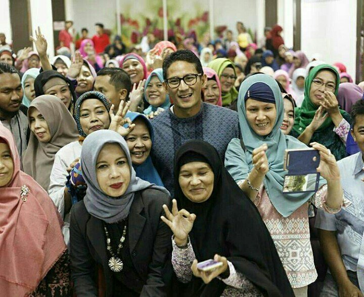 Simponi10's tweet photo. Sosok pemimpin yang perduli dan cinta dengan rakyat #AniesSandiMemimpin #GuePilihAniesSandi https://t.co/HdnJpluhHl
