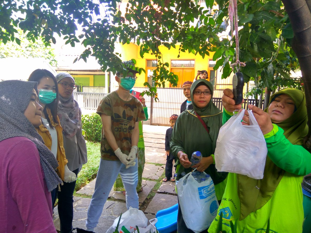 greenerationid's tweet photo. Bank sampah bisa jd solusi. Yuk pilah sampah mulai skrg sprt Ibu2 GEMAS Sukamaju :D #GInfo #PAKRAMLI https://t.co/IN0oguD34S