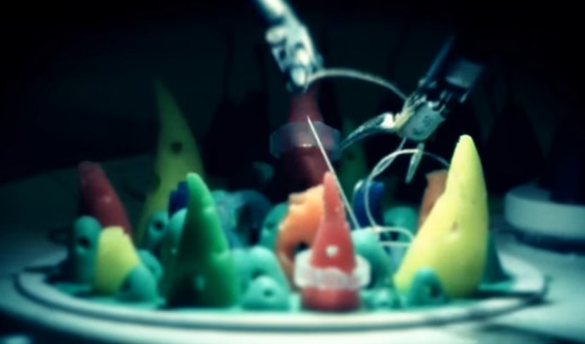 #Robotic #Tech featured in titles to <a href="/Channel4/">Channel 4</a> 's awesome TV show #HUMANSamc Can you spot it #DaVinci? youtu.be/87AXdzvR82Y