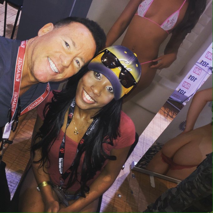Love taking pictures with people who love my work especially  fans ??? https://t.co/u7INLam3DP