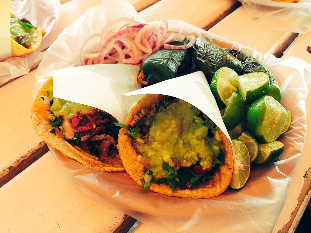 mschanel5's tweet photo. Best tacos in Tijuana #pasteur #cilantro #lime #onion #jalapeños #fresh #streetfood #local #avacado #corn #tortilla #mexico #delish 🌮🌮🌮 https://t.co/pTBzYiU4gz