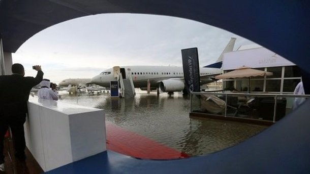 Шторм в эмиратах. Наводнение в Абу Даби аэропорт. Затопленный самолет в Дубае. Фото жители в аэропорту Абу Даби.