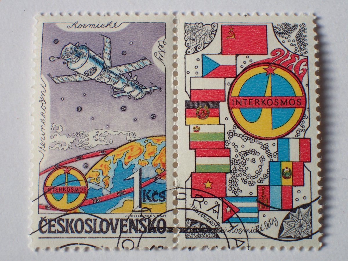 ねこ V Twitter 1984年チェコスロバキア発行の切手 見慣れてきたインターコスモス計画のマークです タブの方はマークと参加国の国旗 ですね １枚目はソ連の宇宙ステーションサリュート 後方にソユーズがドッキングしてるのかな ２枚目はさっぱり分かりませんでした
