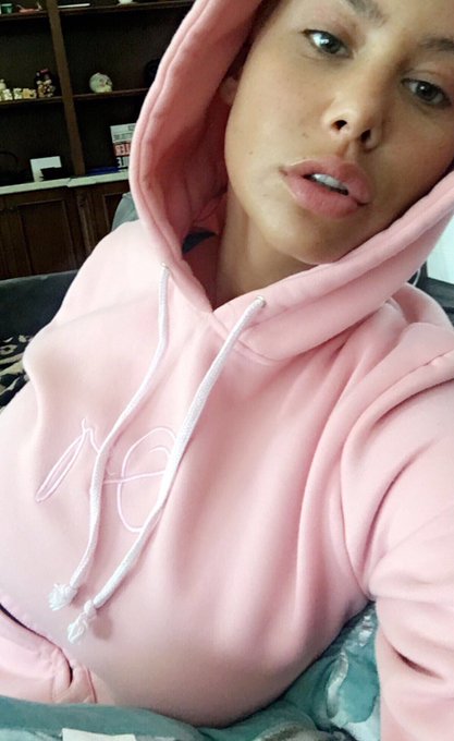 Hoodie by @Quincy ? https://t.co/qgiaIPUaaV