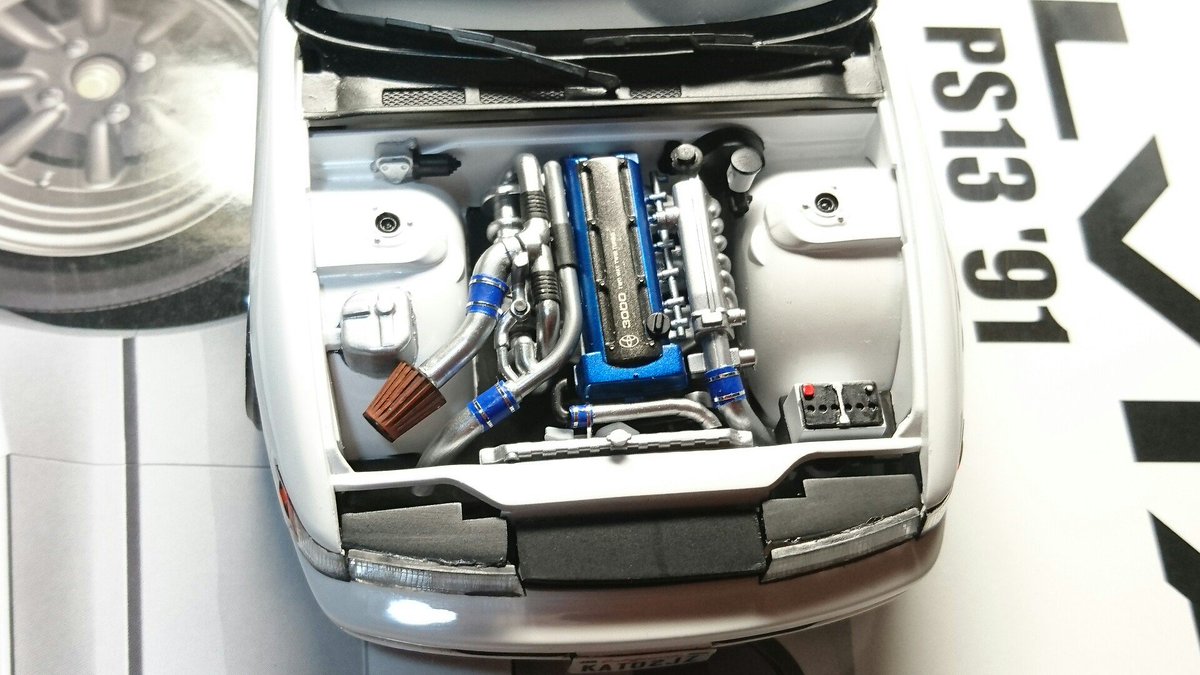 Yos アオシマのs13 完成しました パッと見はシャコタンのシルビア ですが よくよく見ると左ハンドルにカリフォルニアナンバーで いわゆる Jdm の240sxとして作ってます エンジンはsrではなく タミヤの80スープラ から2jzエンジンをスワップして