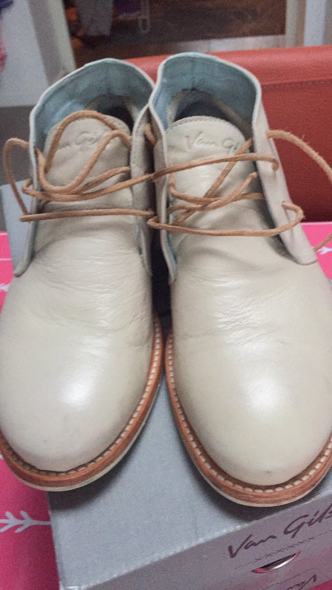 Zo, de schoenen glimmen al voor de première. Nu ikzelf nog. #griepje #diligentia #26januari