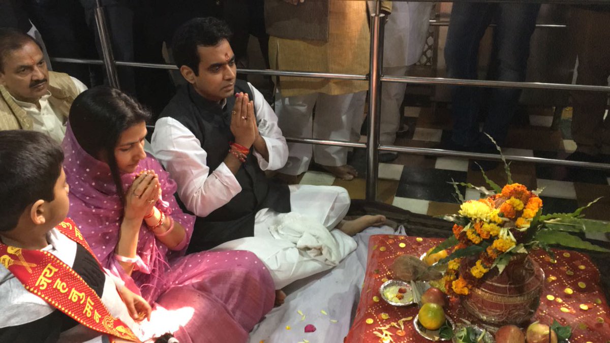 PankajSinghBJP's tweet photo. नामांकन के पूर्व देवी माँ का आशीर्वाद लिया ! https://t.co/bTP1DASCOF