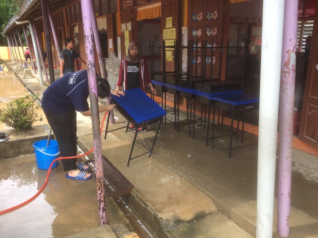 mpputem2324's tweet image. Sukarelawan membersihkan Sekolah Kebangsaan Ketereh,Kelantan #mpputem1617 #soaringupward