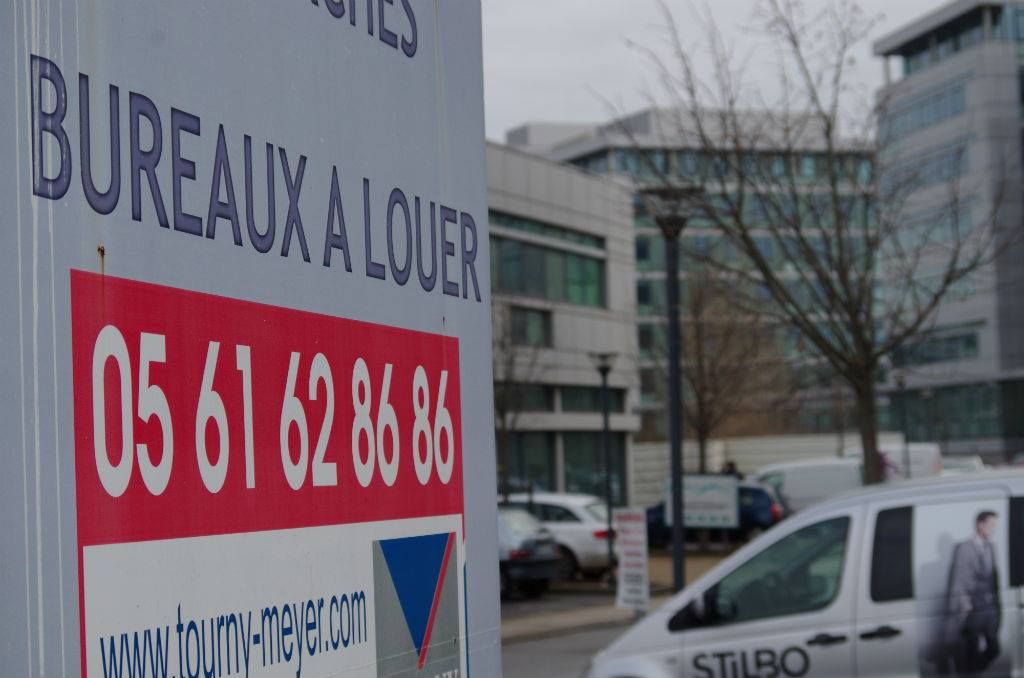 le24heures's tweet photo. 15 ans après, le site de l'usine #AZF à @Toulouse porte toujours les stigmates de l'explosion. Notre reportage.
https://t.co/HwxJcrS721 https://t.co/654gOMR87L