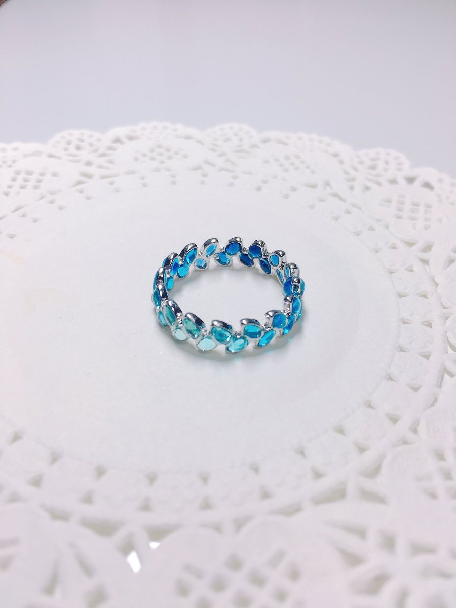 어제 만든 신작 반지!٩(ˊᗜˋ*)و 나뭇잎에 푸른색을 하나하나 넣어 그라데이션을 만들었답니다( *´艸｀*)♥ 남색->옅은 하늘색으로 그라데이션이 흘러가요~╰(╯ω╰)╮