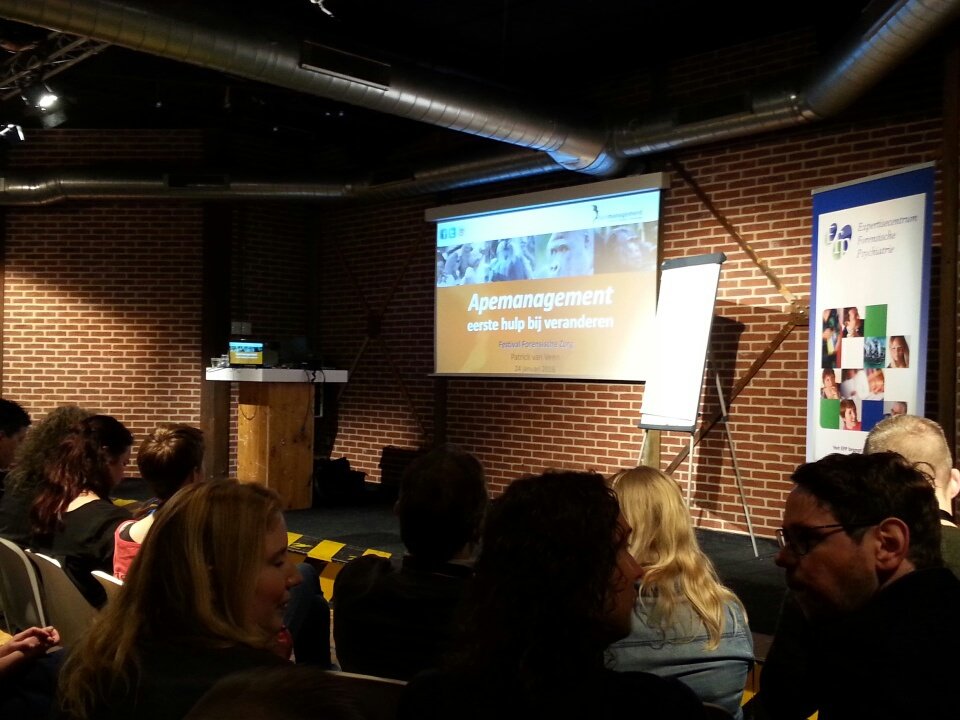 ElskeKamp's tweet photo. Wie gedrag van mensen wil beïnvloeden moet eerst het gedrag begrijpen. Apemanagement op het #ffz2017. https://t.co/4Ayew5kHLb